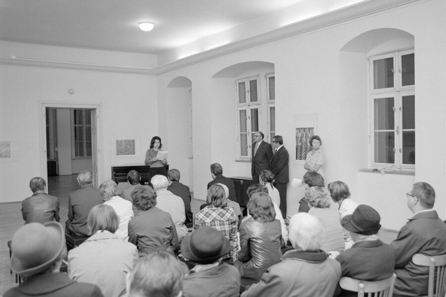 výstavu uvádí Jana Vránová, u okna stojí zleva: M. Doležal, O. Dadák, N. Dvořáková